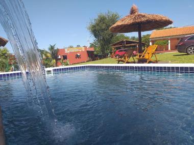 piscina reposeras cascada