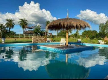 piscina y reposeras